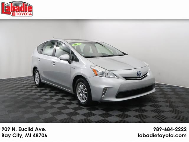 2014 Toyota Prius v Five's photo