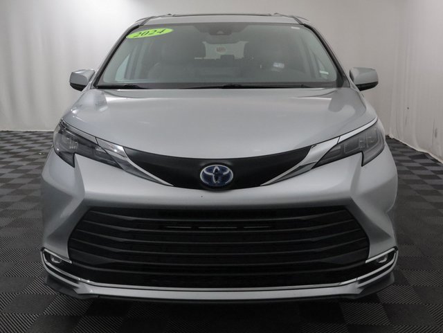 2024 Toyota Sienna XLE photo 3