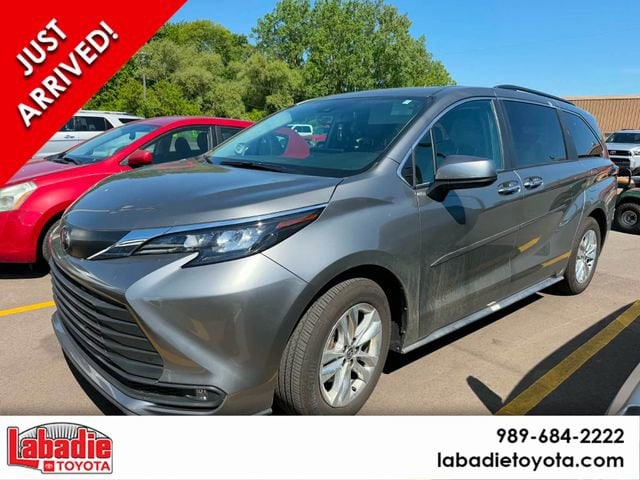 2026 Toyota Sienna XLE 7-Passenger Hybrid AWD's photo