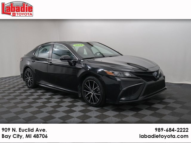 2022 Toyota Camry SE's photo