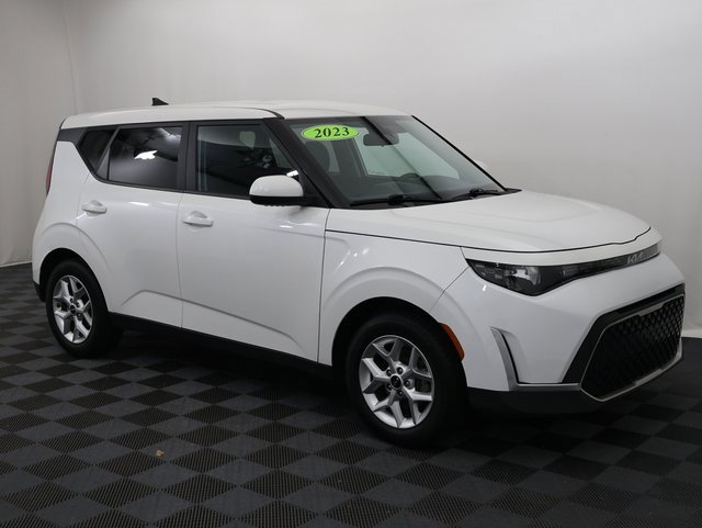 2023 Kia Soul LX photo 2