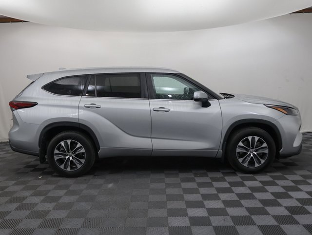 2024 Toyota Highlander LE photo 4