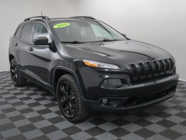 Used 2016 Jeep Cherokee Limited with VIN 1C4PJMDS8GW304683 for sale in Bay City, MI