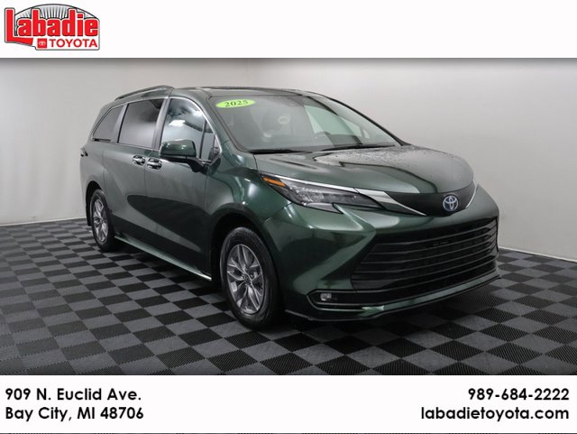 2025 Toyota Sienna XLE's photo
