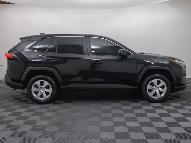 2025 Toyota RAV4 LE photo 4