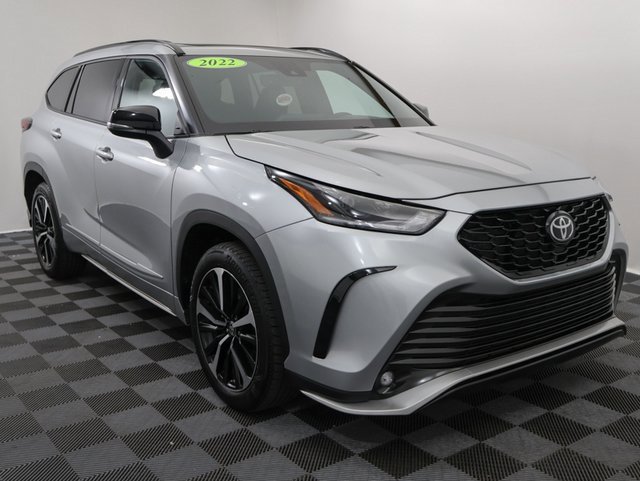 Used 2022 Toyota Highlander XSE with VIN 5TDLZRBH0NS164640 for sale in Bay City, MI