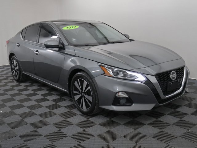Used 2019 Nissan Altima SV with VIN 1N4BL4DW8KN305294 for sale in Bay City, MI