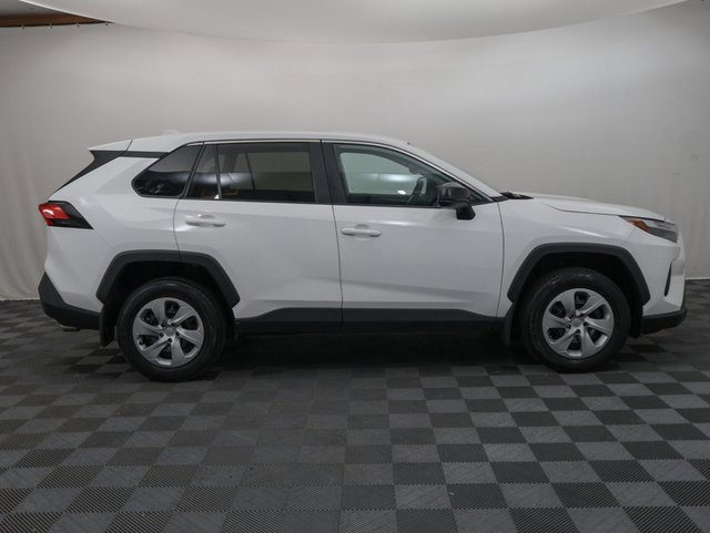 2023 Toyota RAV4 LE photo 3