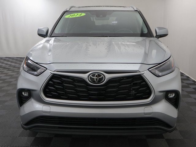 2024 Toyota Highlander LE photo 3