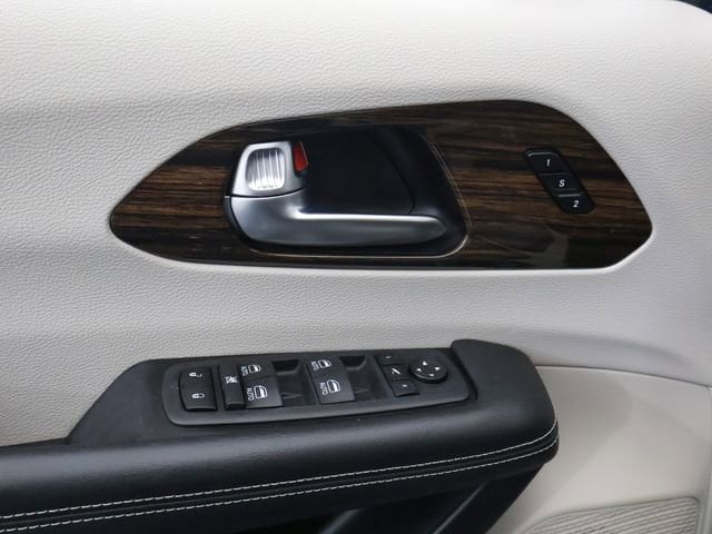 2021 Chrysler Pacifica Limited - Photo 11