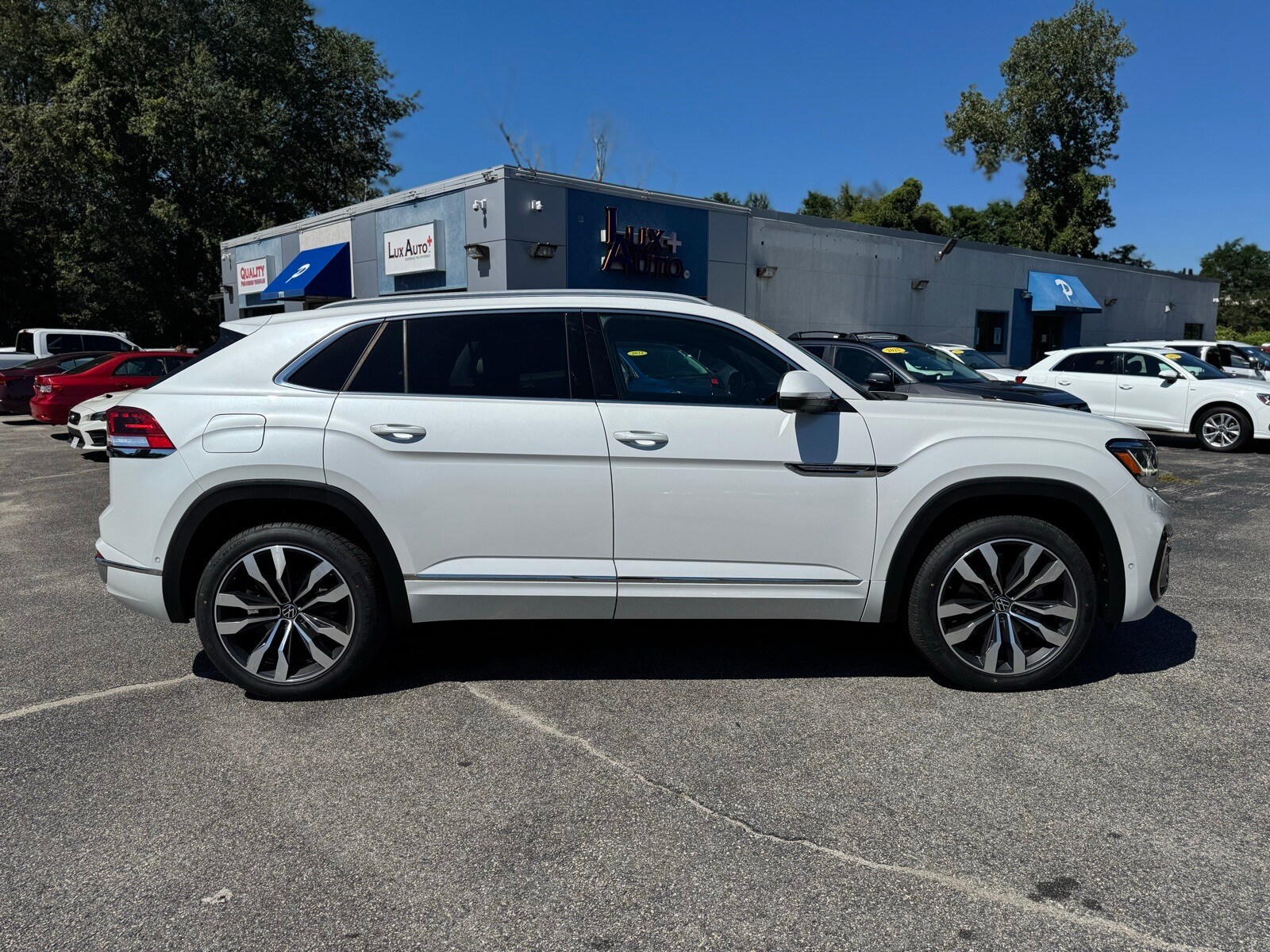 2022 Volkswagen Atlas Cross Sport V6 SEL Premium R-Line photo 2