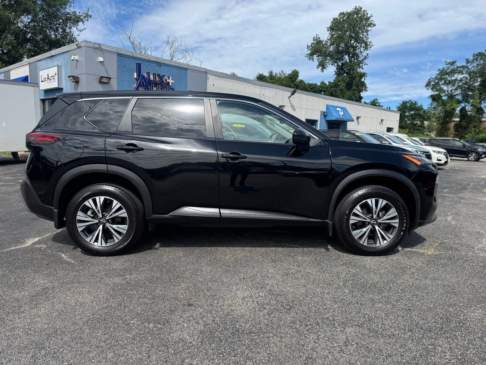 2022 Nissan Rogue SV photo 2