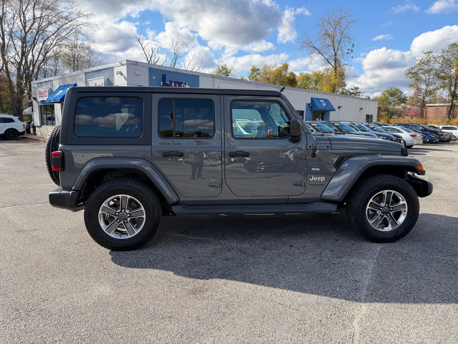 2020 Jeep Wrangler Unlimited Sahara photo 2