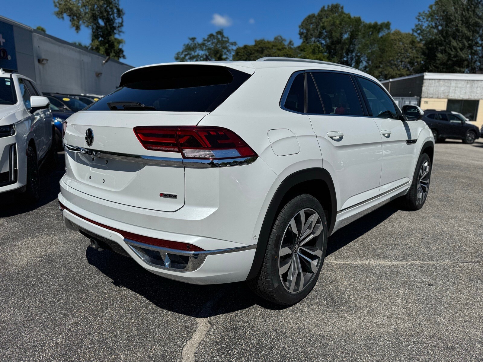 2022 Volkswagen Atlas Cross Sport V6 SEL Premium R-Line photo 3