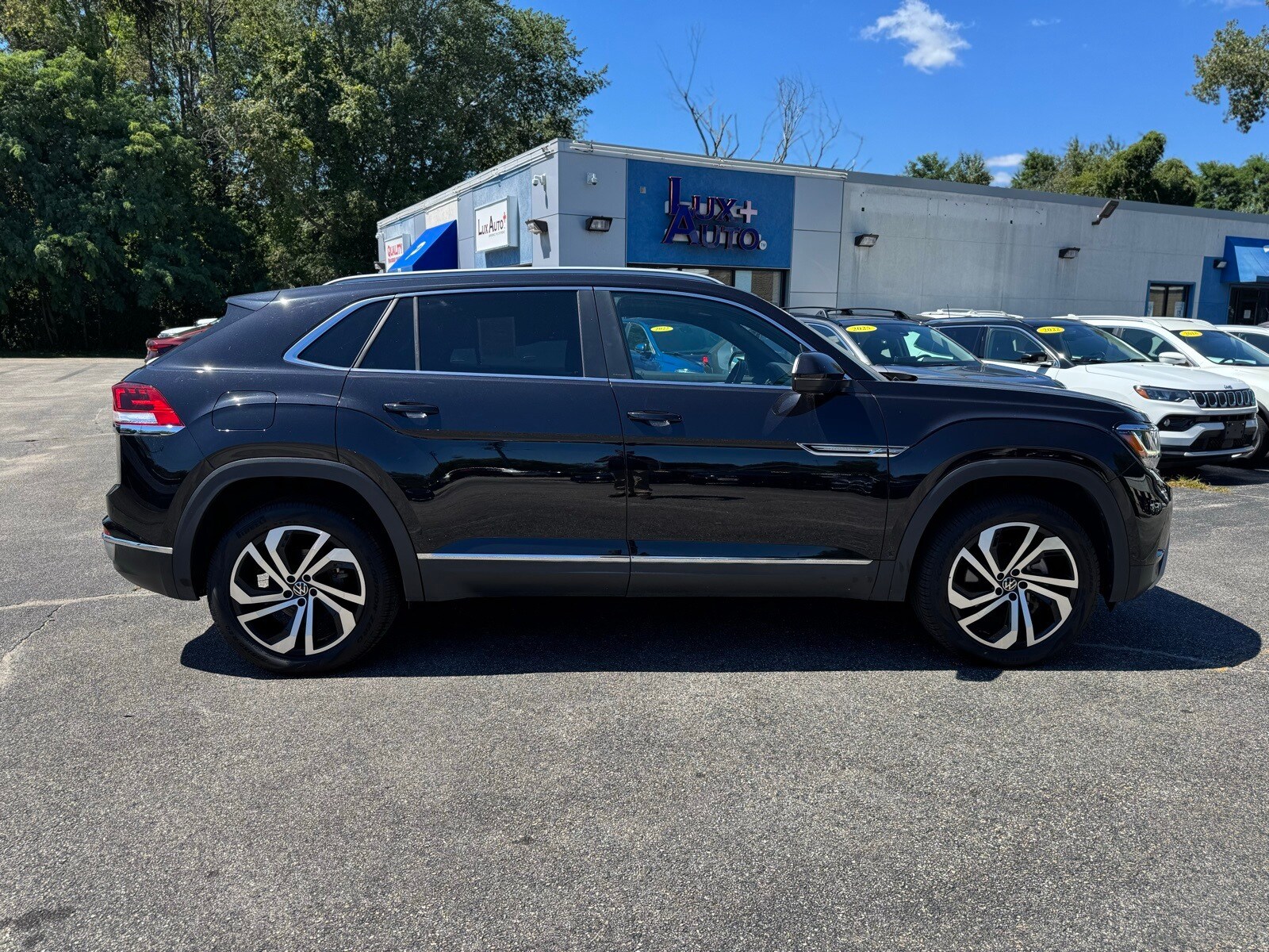 2022 Volkswagen Atlas Cross Sport SEL photo 2