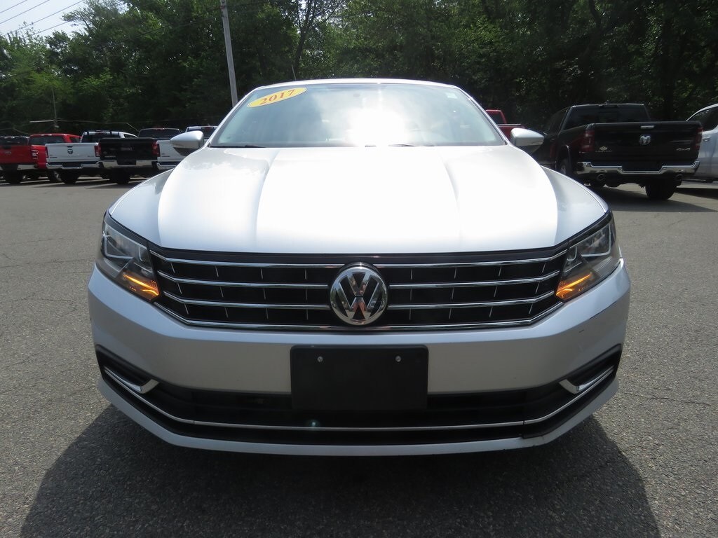 2017 Volkswagen Passat SE photo 2