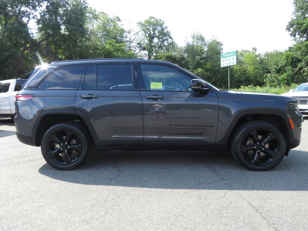 Used 2023 Jeep Grand Cherokee Laredo SUV