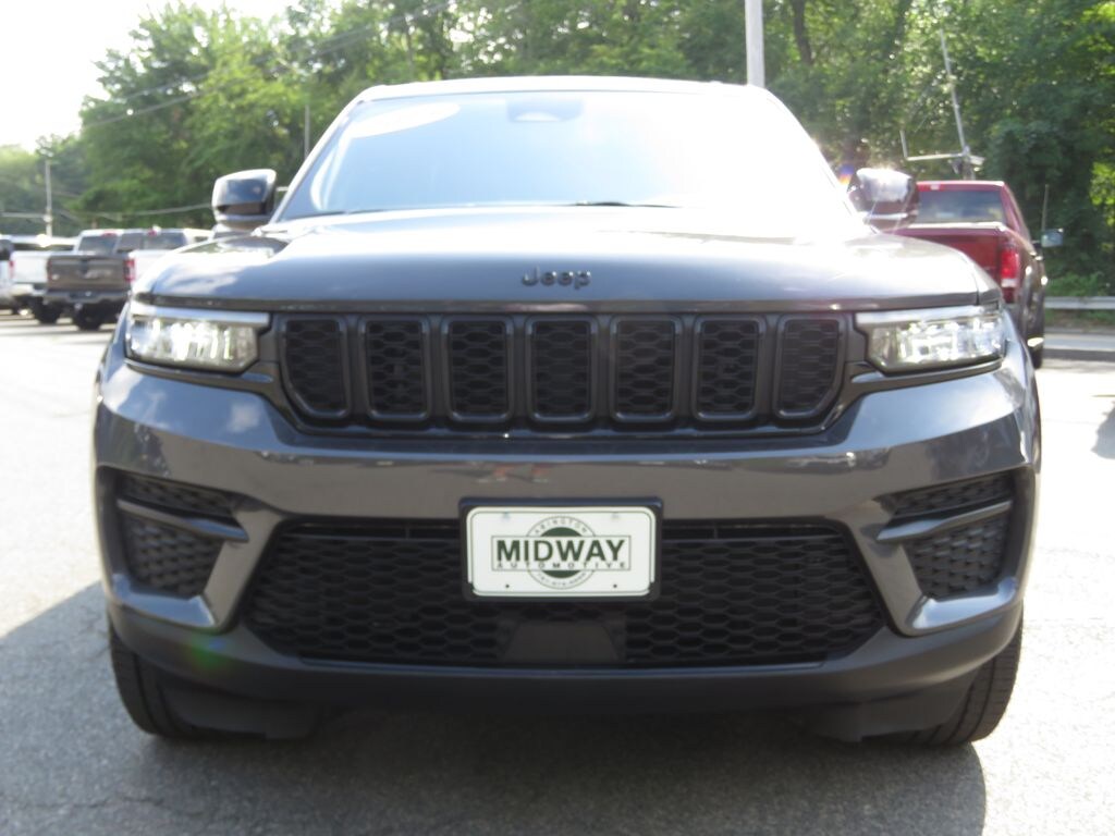 Used 2023 Jeep Grand Cherokee Laredo SUV