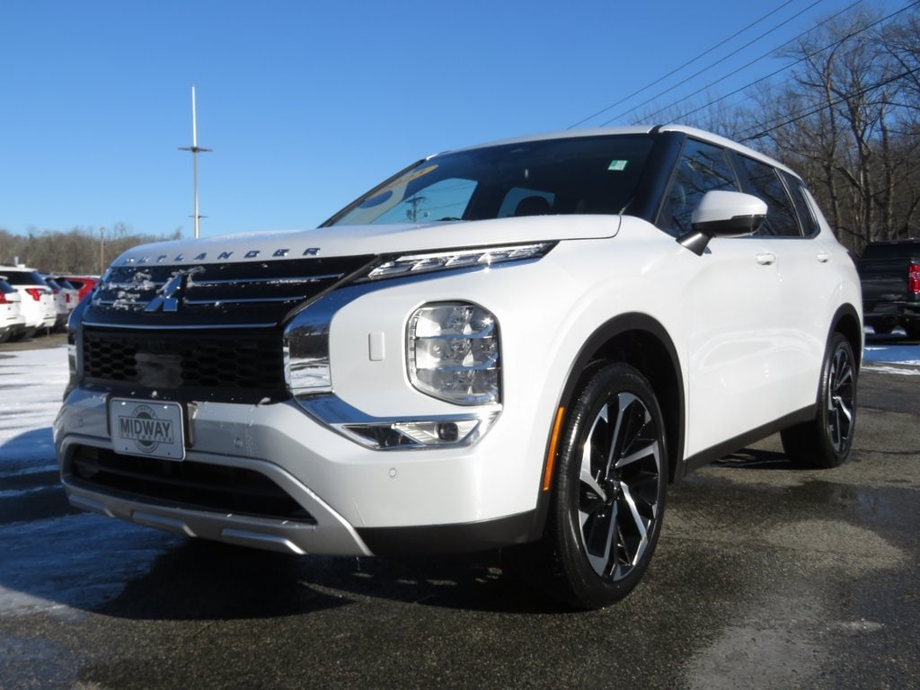 2023 Mitsubishi Outlander SE's photo