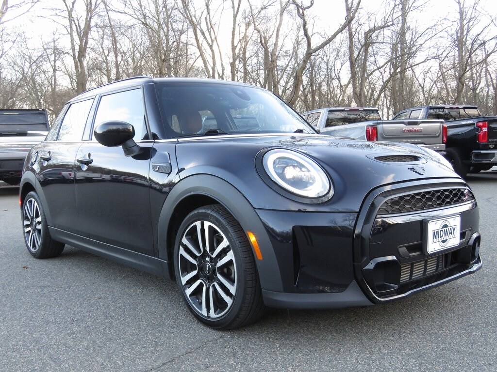 2023 Mini Cooper 4 Door Hardtop S photo 3