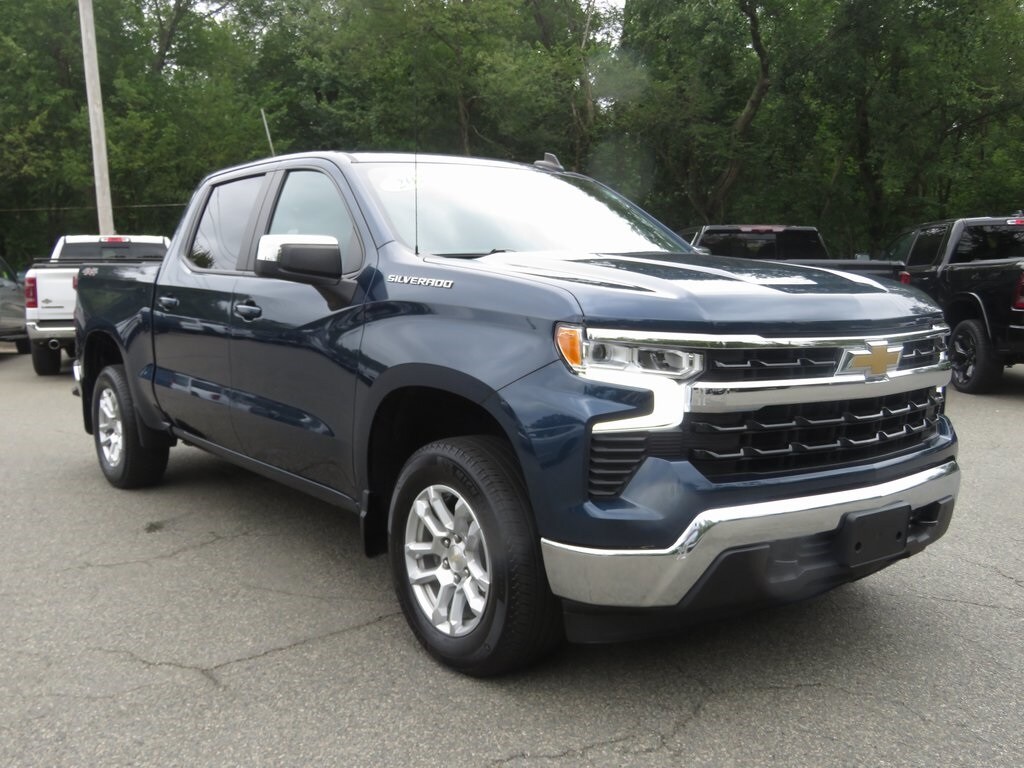 2022 Chevrolet Silverado 1500 LT photo 3
