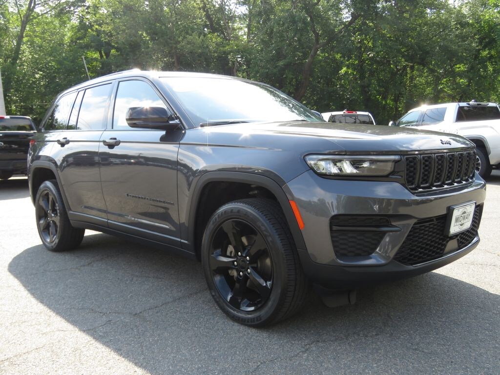 Used 2023 Jeep Grand Cherokee Laredo SUV