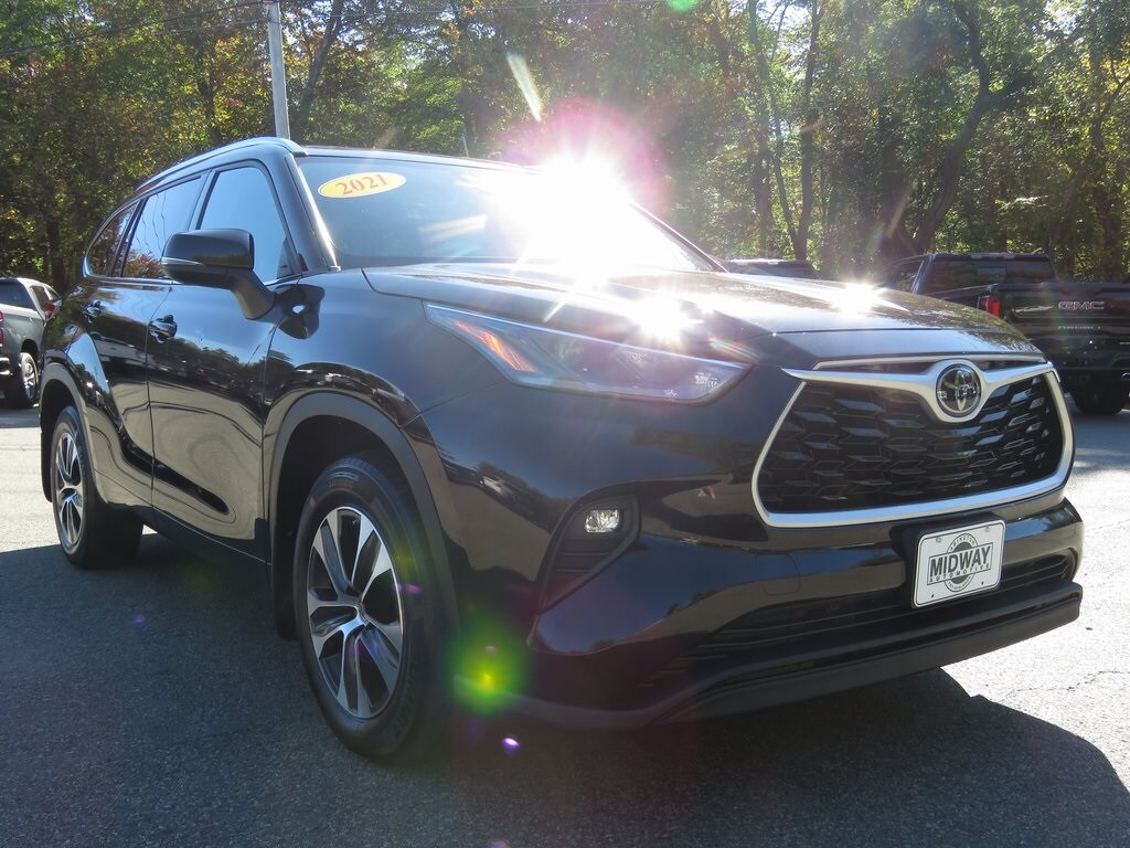 2021 Toyota Highlander XLE photo 3