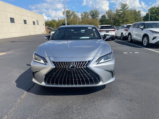 2024 Lexus ES 300h Luxury photo 2