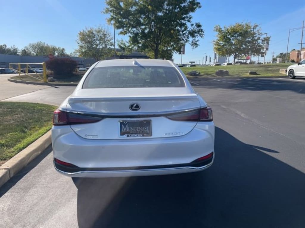 New 2025 Lexus ES HYBRID 300h 4-DOOR SEDAN