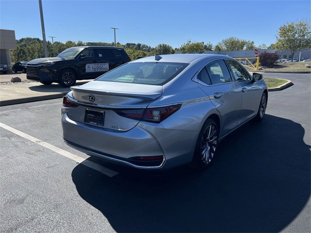 2024 Lexus ES 300h Luxury photo 3