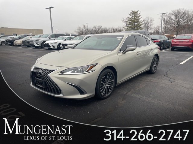 2024 Lexus ES Hybrid 300h's photo