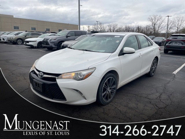 2016 Toyota Camry Special Edition's photo