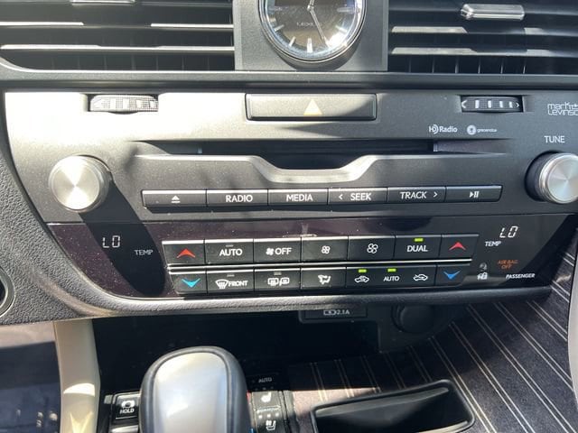 2022 Lexus RX Hybrid 450h - Photo 17