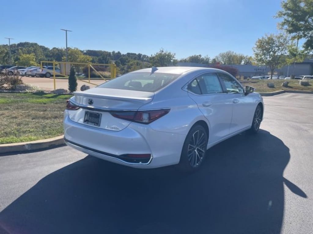 New 2025 Lexus ES HYBRID 300h 4-DOOR SEDAN