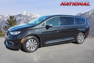 2023 Chrysler Pacifica Plug-In Hybrid Limited Van Passenger Van