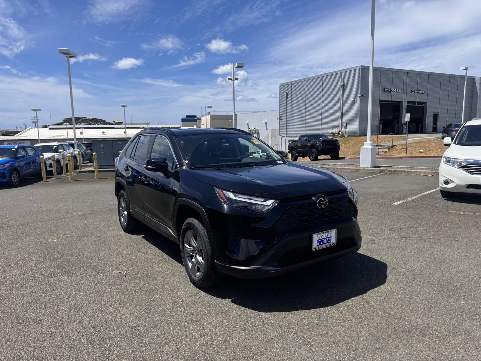 Used 2022 Toyota RAV4 XLE with VIN JTMW1RFV4ND088582 for sale in Honolulu, HI