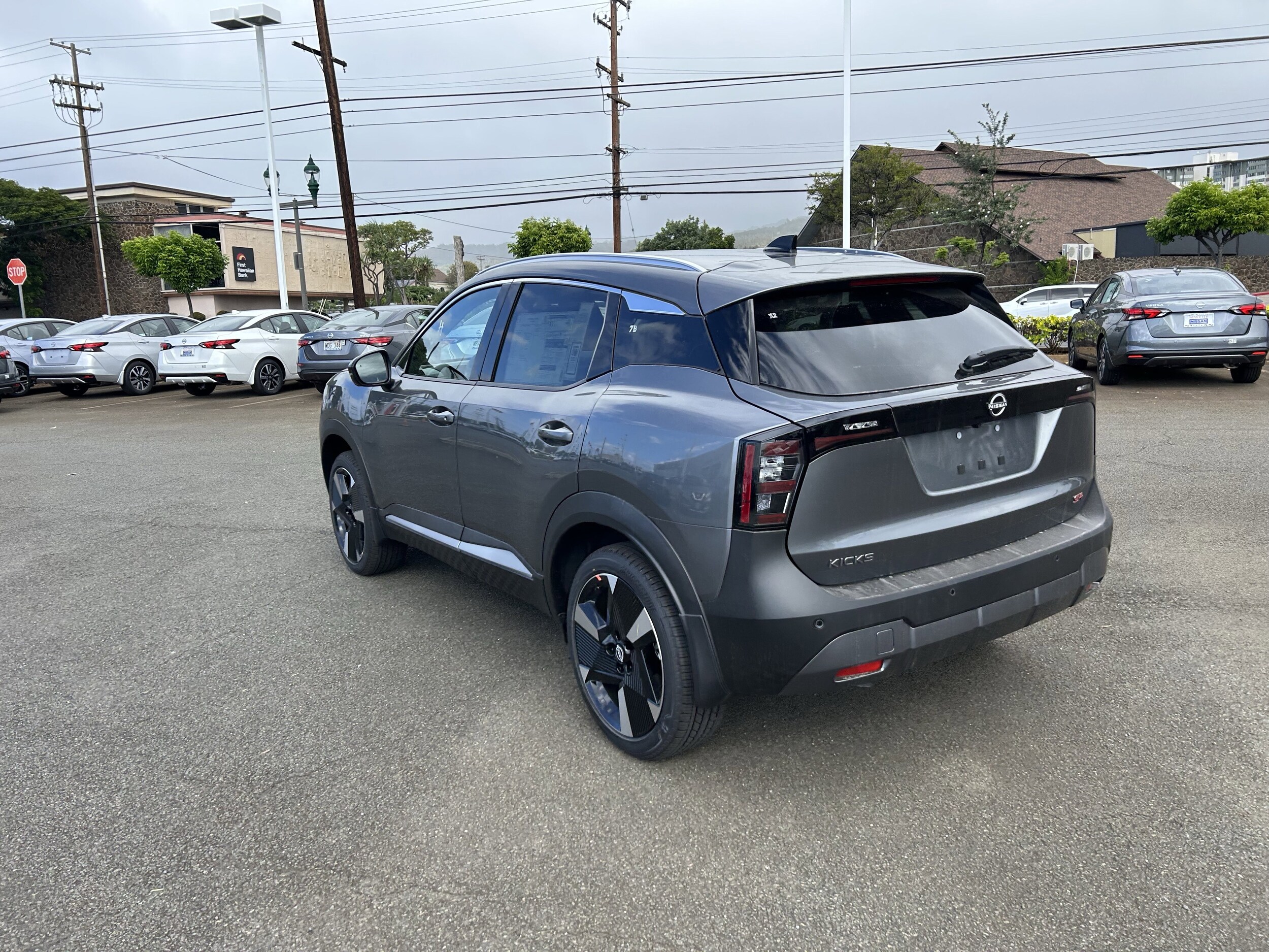 2026 Nissan Kicks SR photo 2