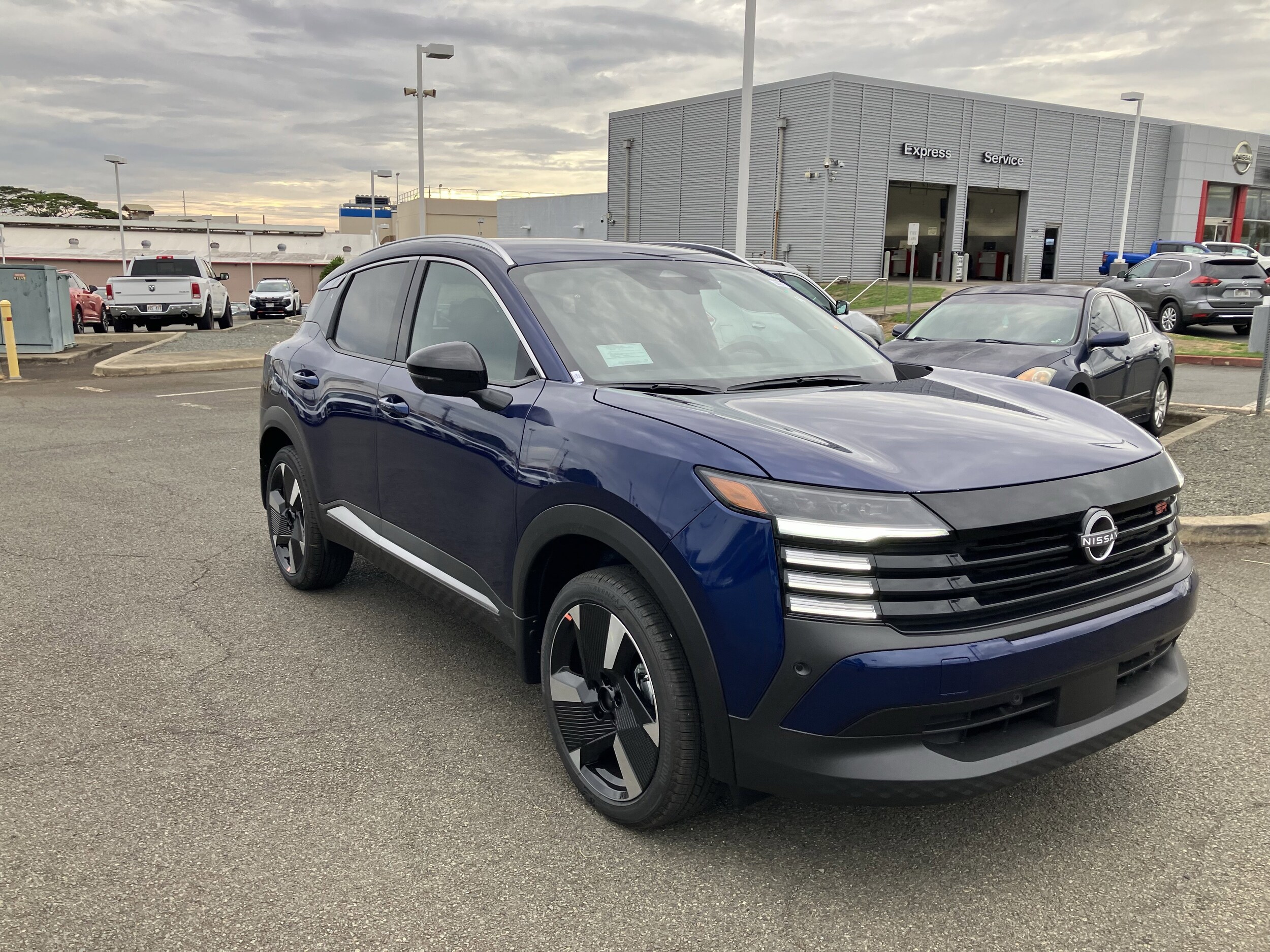 2026 Nissan Kicks SR photo 2