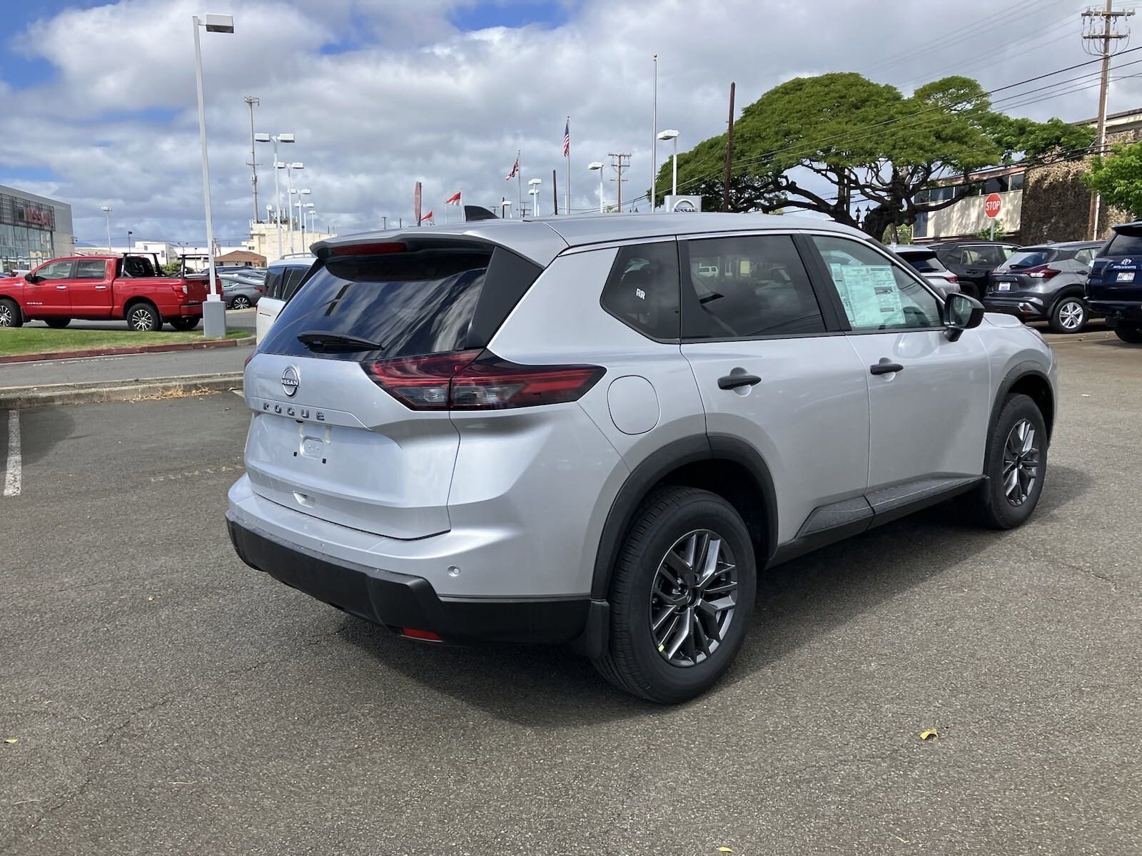 2025 Nissan Rogue S photo 3