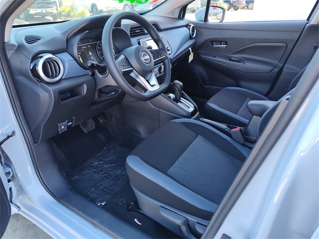 2025 Nissan Versa 1.6 SV photo 2