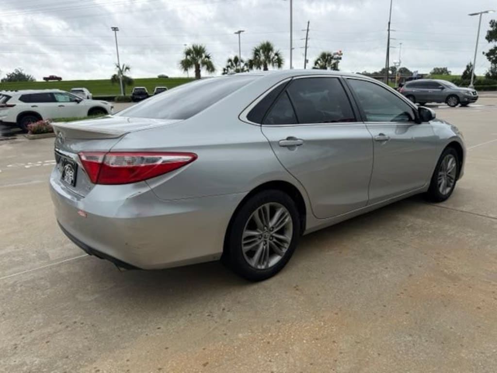 Used 2016 Toyota Camry SE Sedan