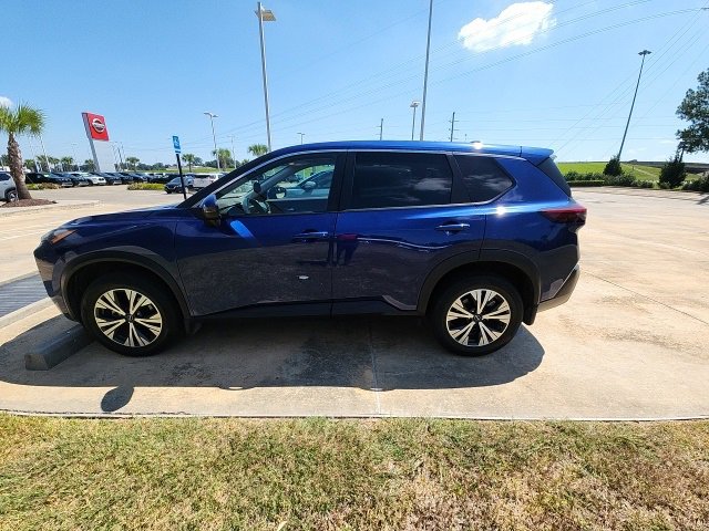 2022 Nissan Rogue SV photo 2