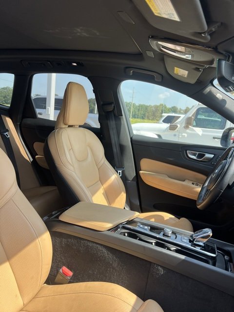 2024 Volvo XC60 B5 Ultimate photo 3