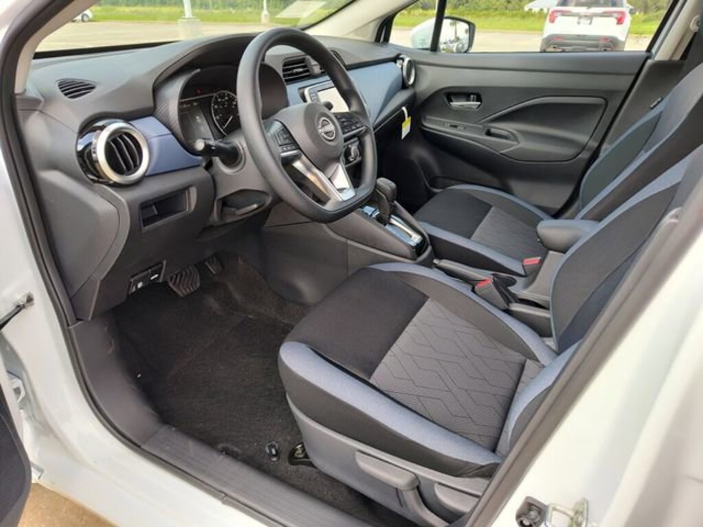 New 2025 Nissan Versa 1.6 SV Sedan
