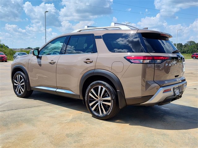 2025 Nissan Pathfinder Platinum photo 2