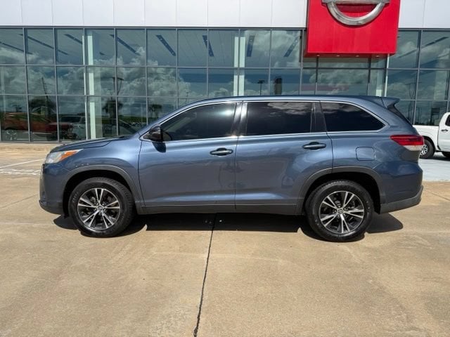 Used 2019 Toyota Highlander LE with VIN 5TDZZRFH3KS304521 for sale in Opelousas, LA