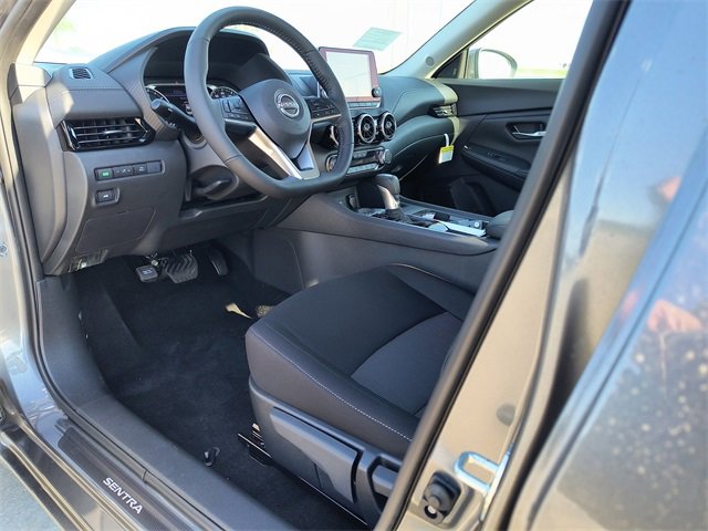 2025 Nissan Sentra SV photo 2
