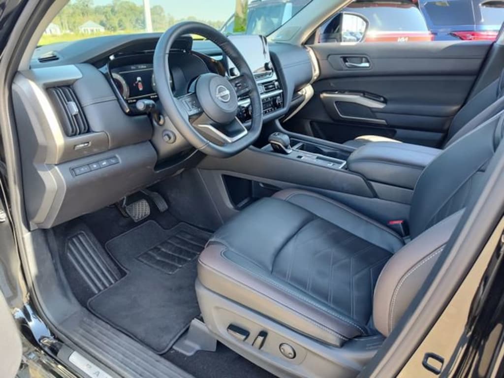 Used 2025 Nissan Pathfinder Platinum SUV