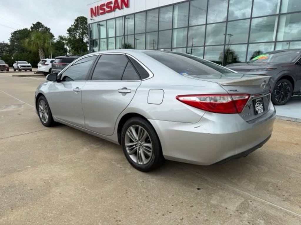 Used 2016 Toyota Camry SE Sedan