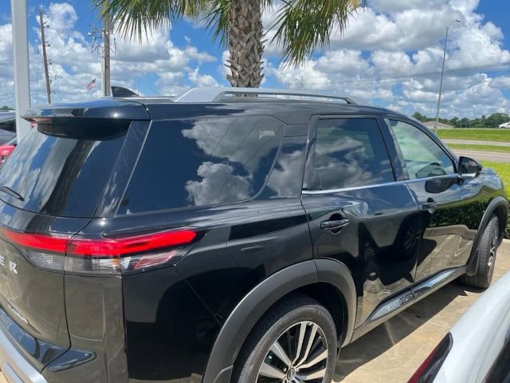Used 2025 Nissan Pathfinder Platinum SUV